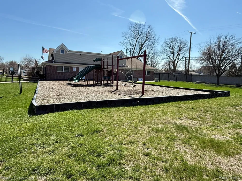 25968 Jeanette Roseville City, MI 48066