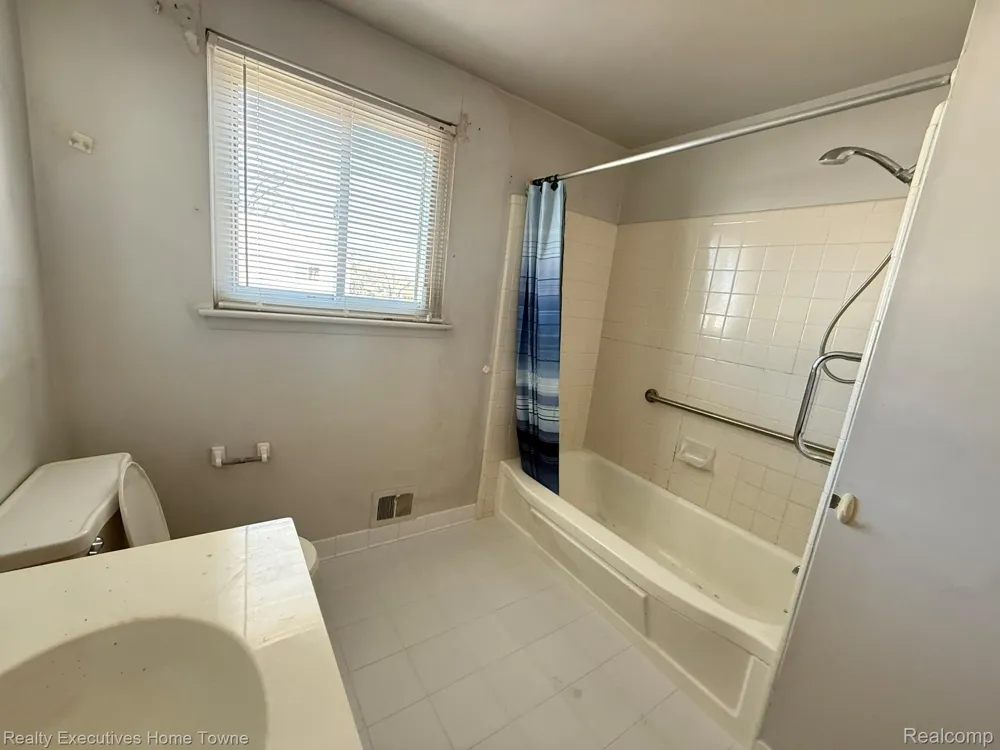 25968 Jeanette Roseville City, MI 48066