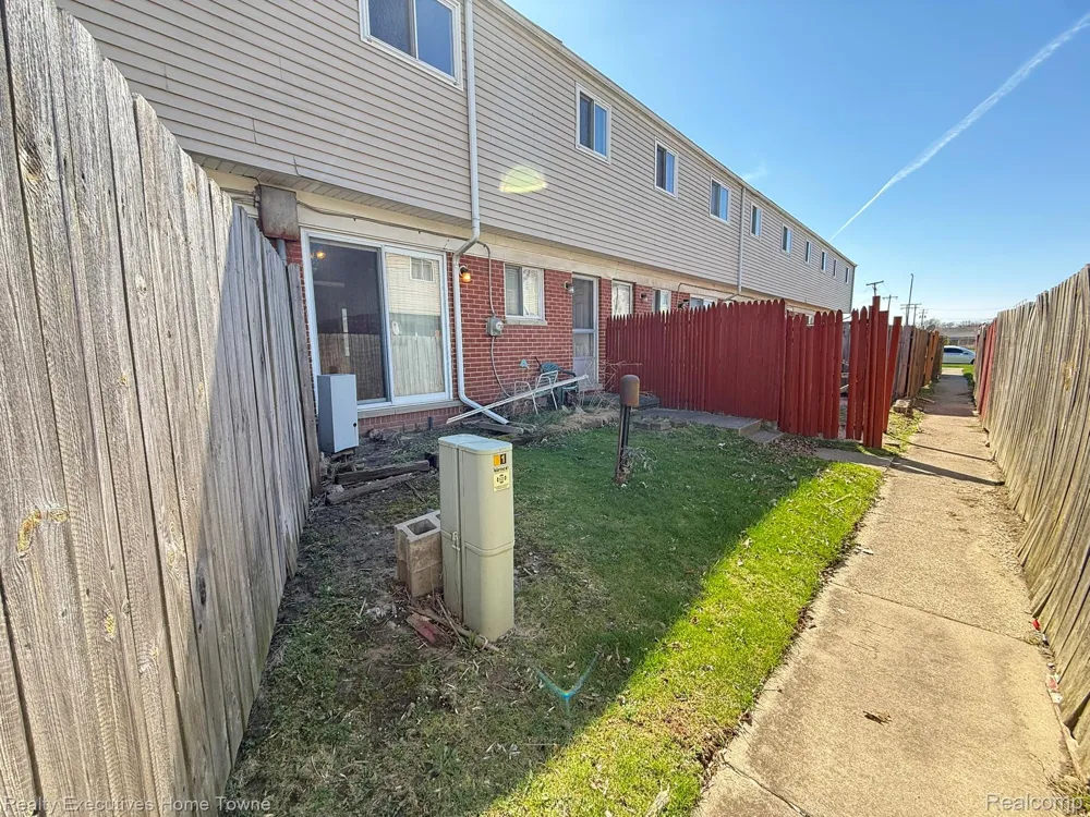 25968 Jeanette Roseville City, MI 48066