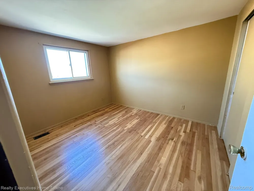 25968 Jeanette Roseville City, MI 48066