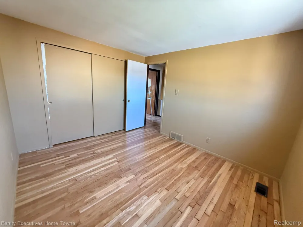 25968 Jeanette Roseville City, MI 48066