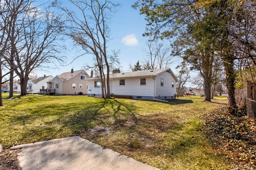 2300 S Lincoln Bay City City, MI 48708