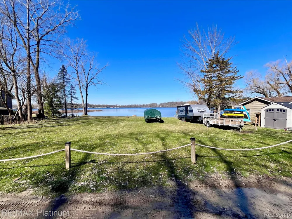 11280 Patterson Lake Dr Drive Putnam Township, MI 48169