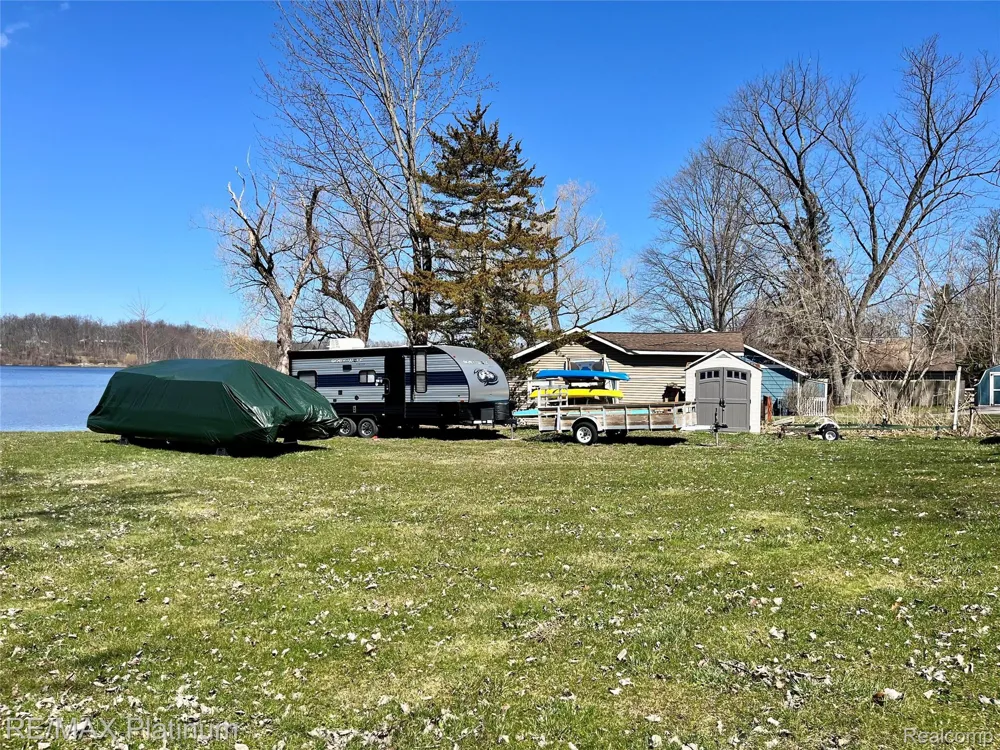 11280 Patterson Lake Dr Drive Putnam Township, MI 48169