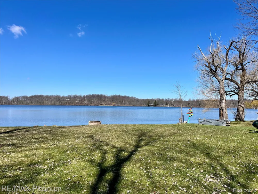 11280 Patterson Lake Dr Drive Putnam Township, MI 48169