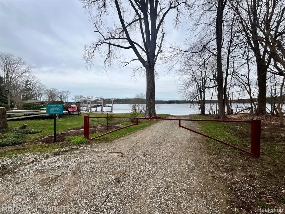11280 Patterson Lake Dr Drive Putnam Township, MI 48169