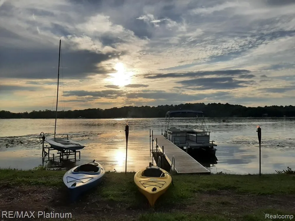 11280 Patterson Lake Dr Drive Putnam Township, MI 48169