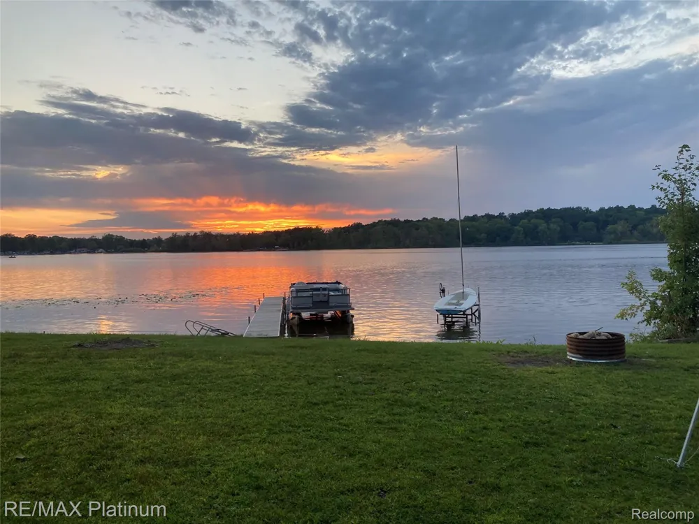 11280 Patterson Lake Dr Drive Putnam Township, MI 48169