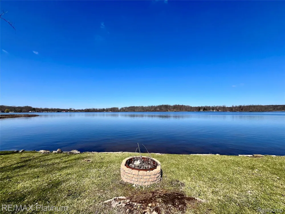 11280 Patterson Lake Dr Drive Putnam Township, MI 48169
