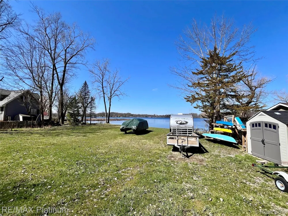 11280 Patterson Lake Dr Drive Putnam Township, MI 48169