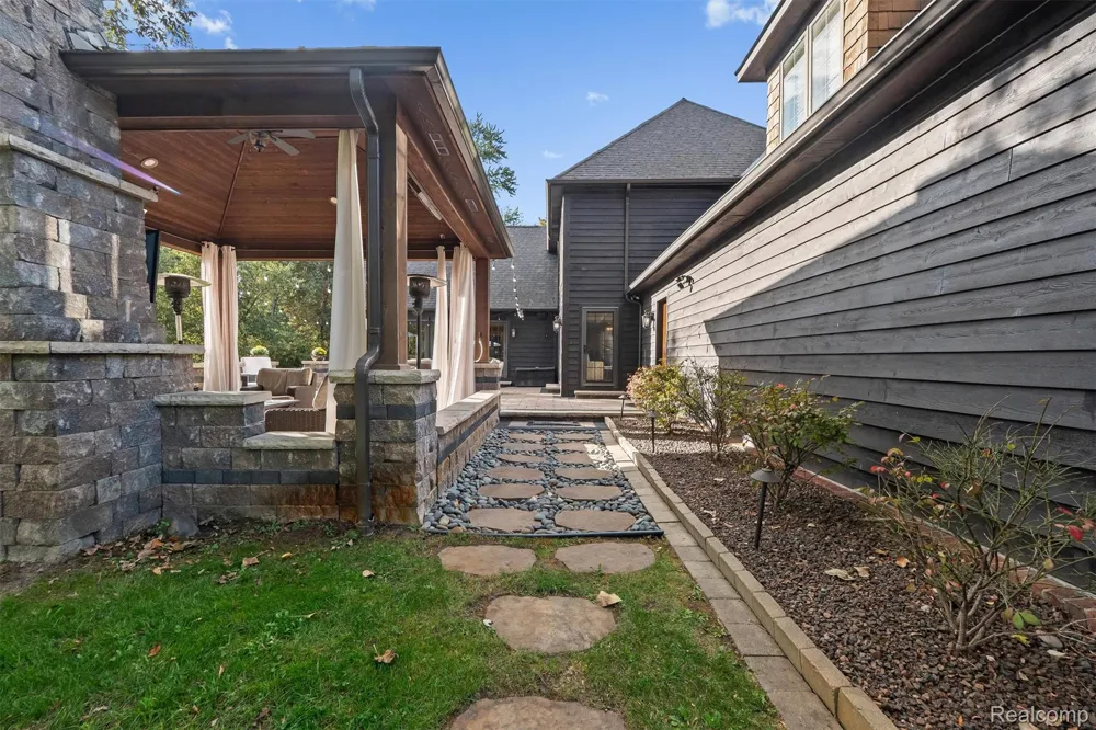25325 Devon Lane Franklin Village, MI 48025
