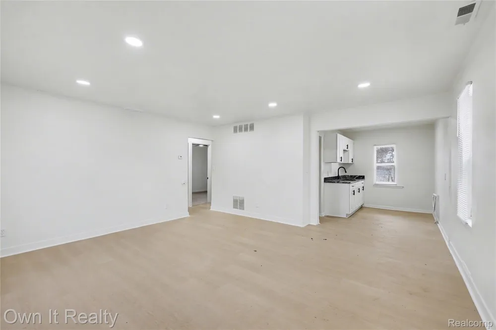 10821 Albany Street Oak Park City, MI 48237