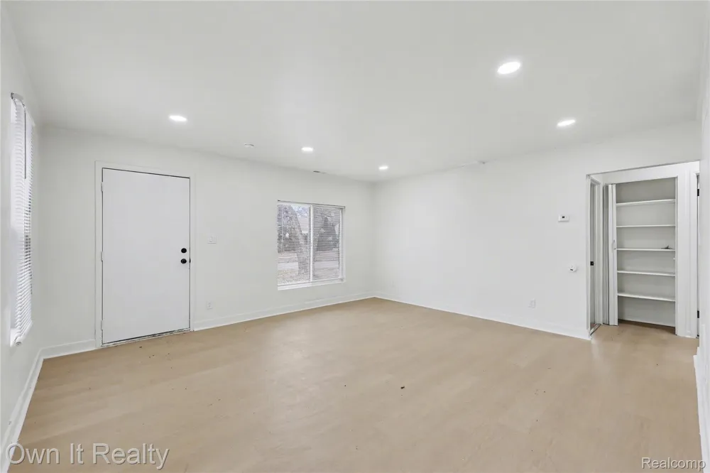 10821 Albany Street Oak Park City, MI 48237