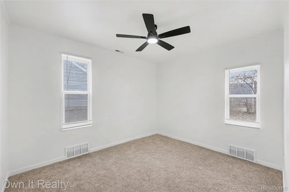 10821 Albany Street Oak Park City, MI 48237