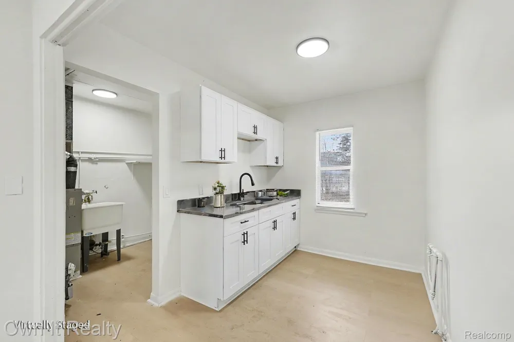 10821 Albany Street Oak Park City, MI 48237