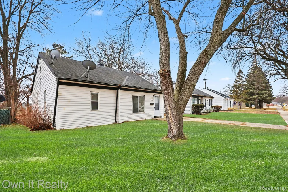 10821 Albany Street Oak Park City, MI 48237
