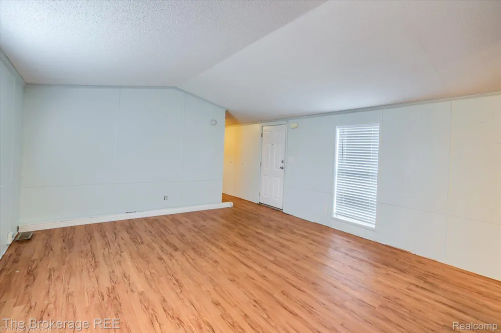 17101 Kropf Avenue Springfield Charter Township, MI 48350