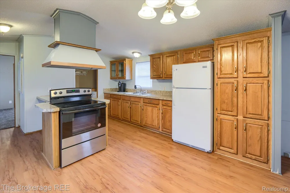 17101 Kropf Avenue Springfield Charter Township, MI 48350