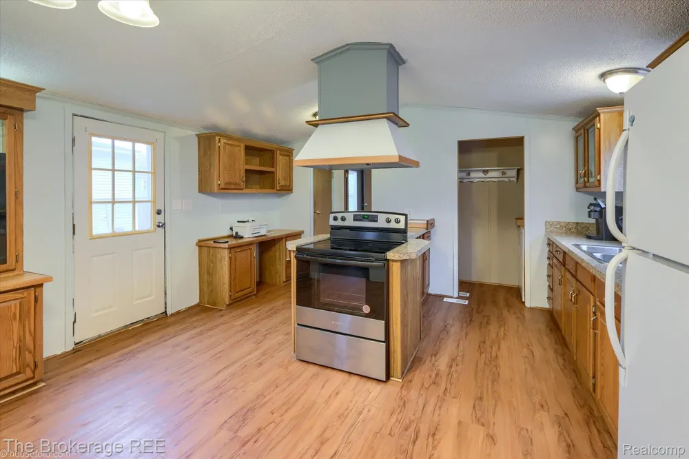 17101 Kropf Avenue Springfield Charter Township, MI 48350