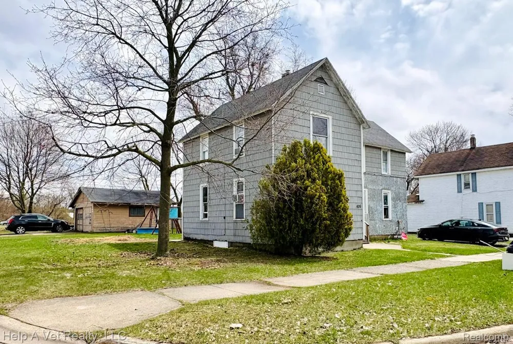 606 Bond Street Cadillac City, MI 49601