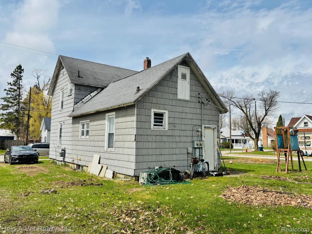 606 Bond Street Cadillac City, MI 49601