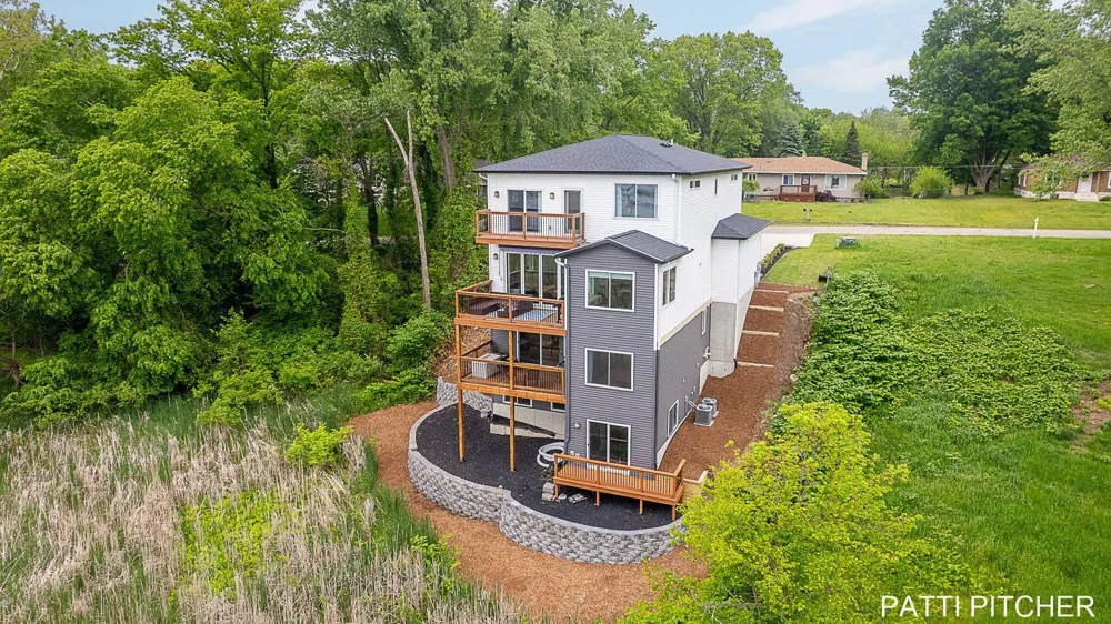 104 River Hills Drive Holland Charter Township, MI 49424