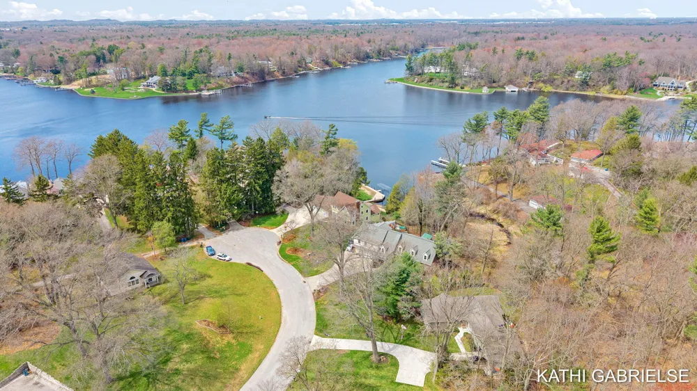 18886 Greenwood Court Spring Lake Township, MI 49456