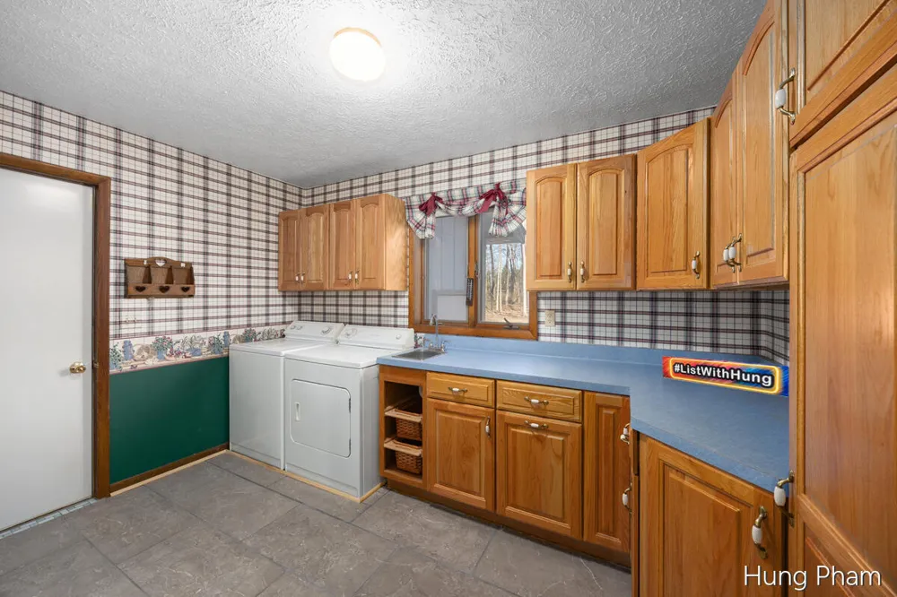 7724 W Lake Drive Morton Township, MI 49346