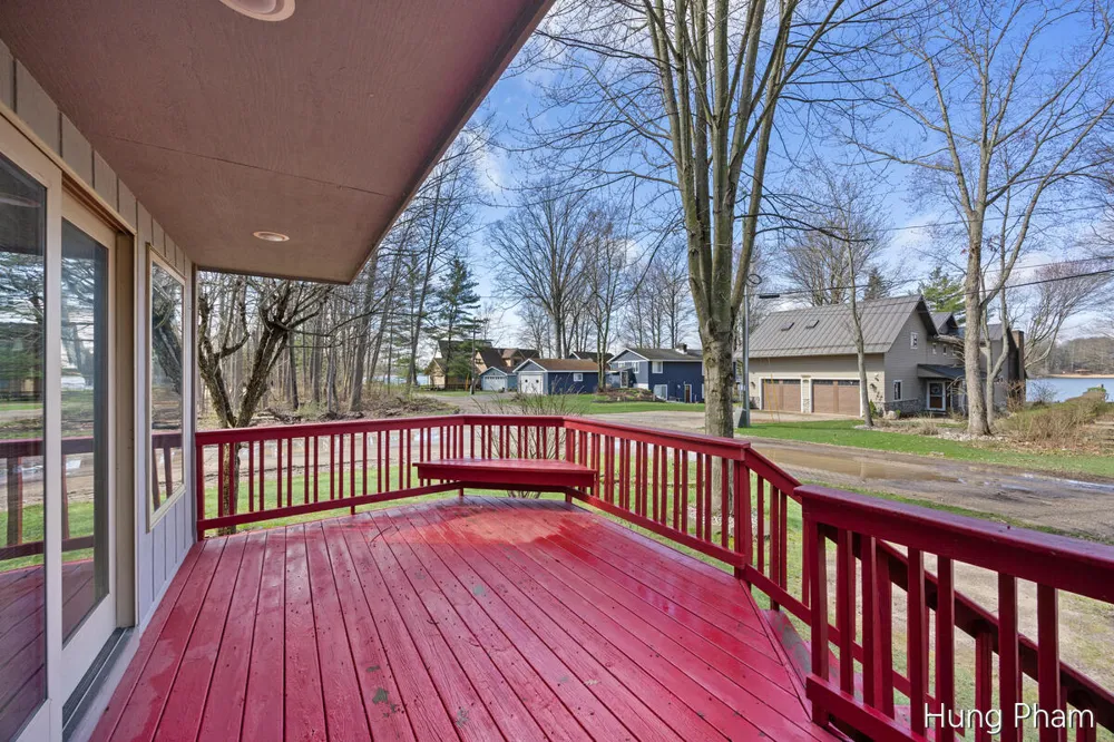 7724 W Lake Drive Morton Township, MI 49346