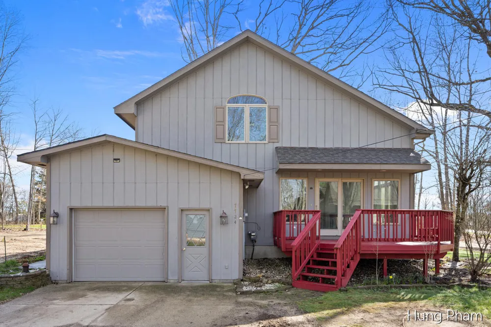 7724 W Lake Drive Morton Township, MI 49346