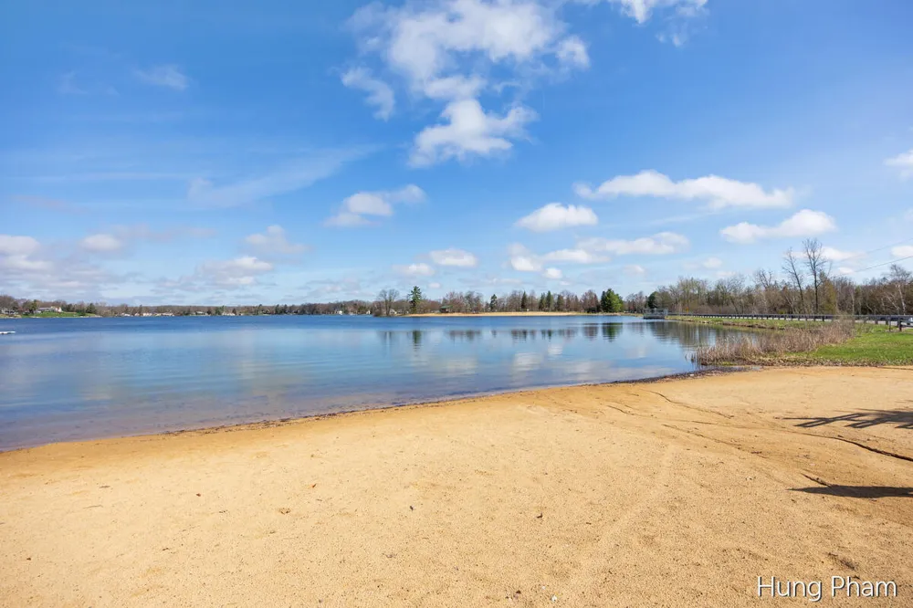 7724 W Lake Drive Morton Township, MI 49346