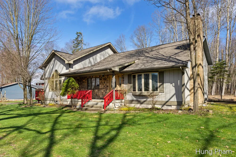 7724 W Lake Drive Morton Township, MI 49346