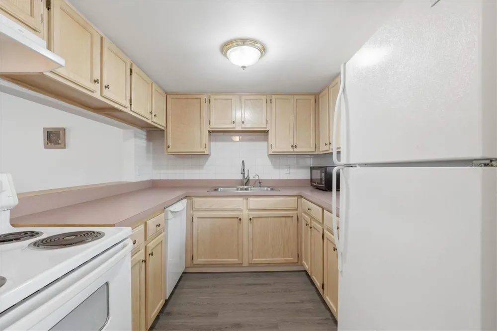 7701 STARKEY ROAD #412 Seminole, FL 33777