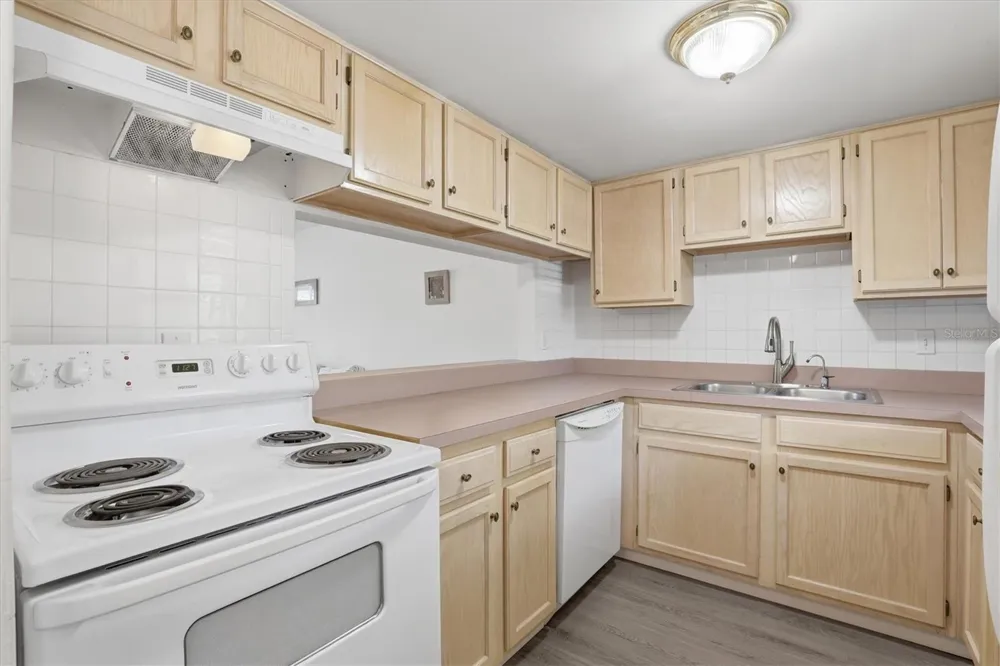 7701 STARKEY ROAD #412 Seminole, FL 33777