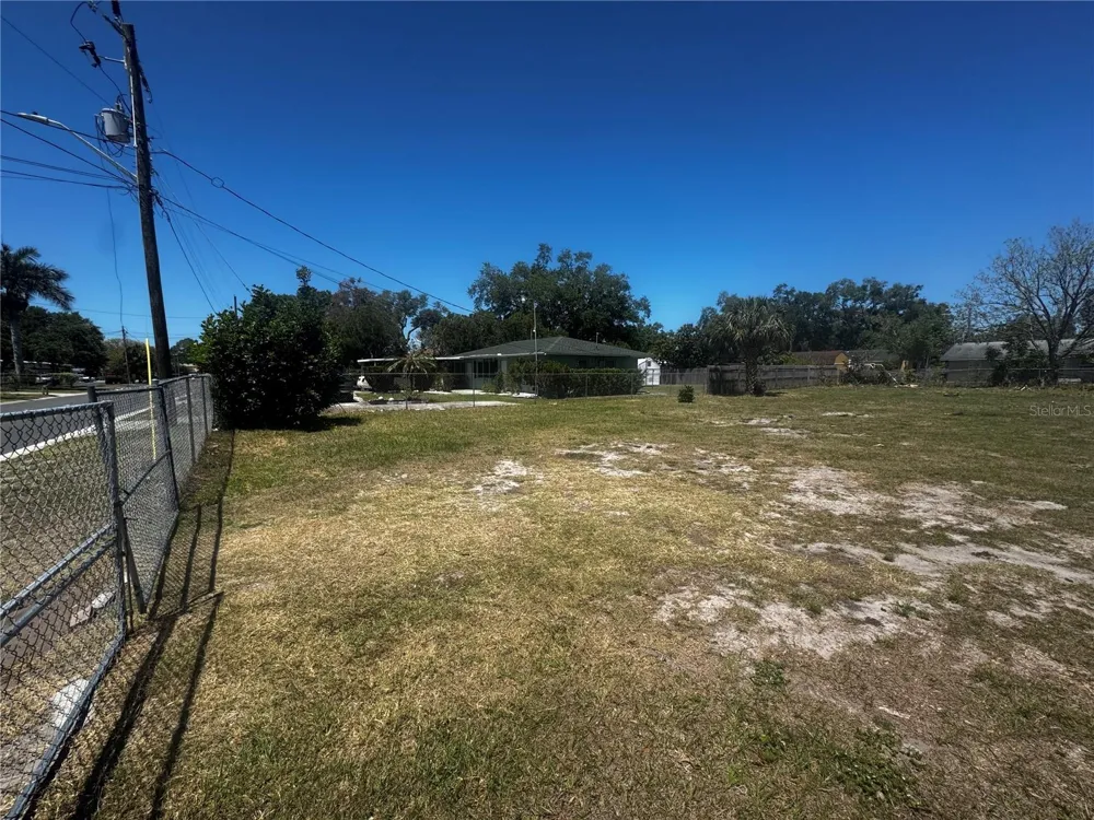 121 33RD AVENUE E Bradenton, FL 34208