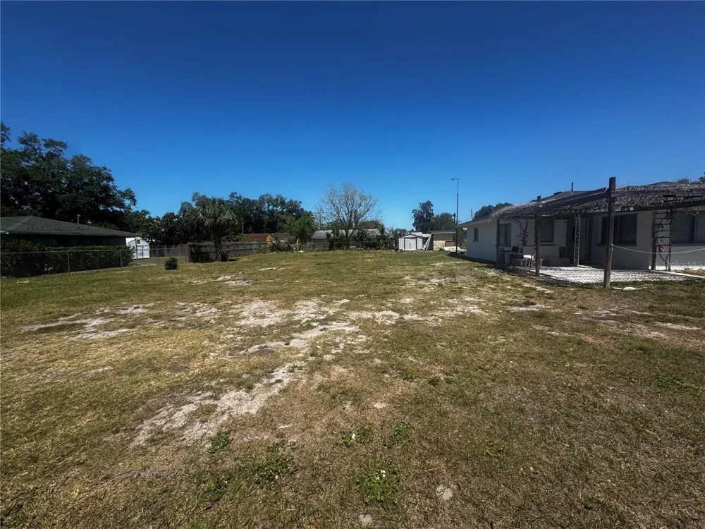 121 33RD AVENUE E Bradenton, FL 34208