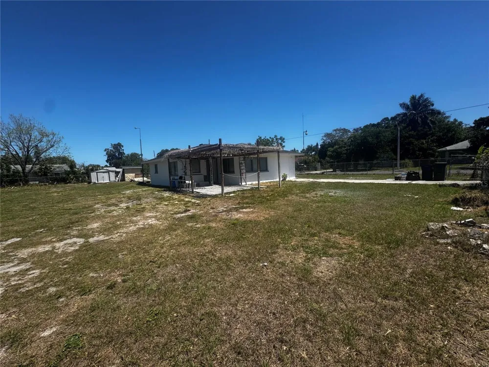 121 33RD AVENUE E Bradenton, FL 34208