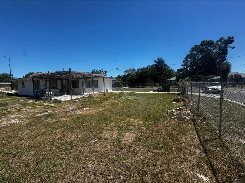121 33RD AVENUE E Bradenton, FL 34208