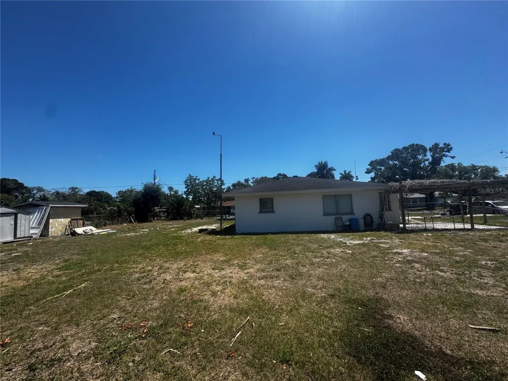 121 33RD AVENUE E Bradenton, FL 34208
