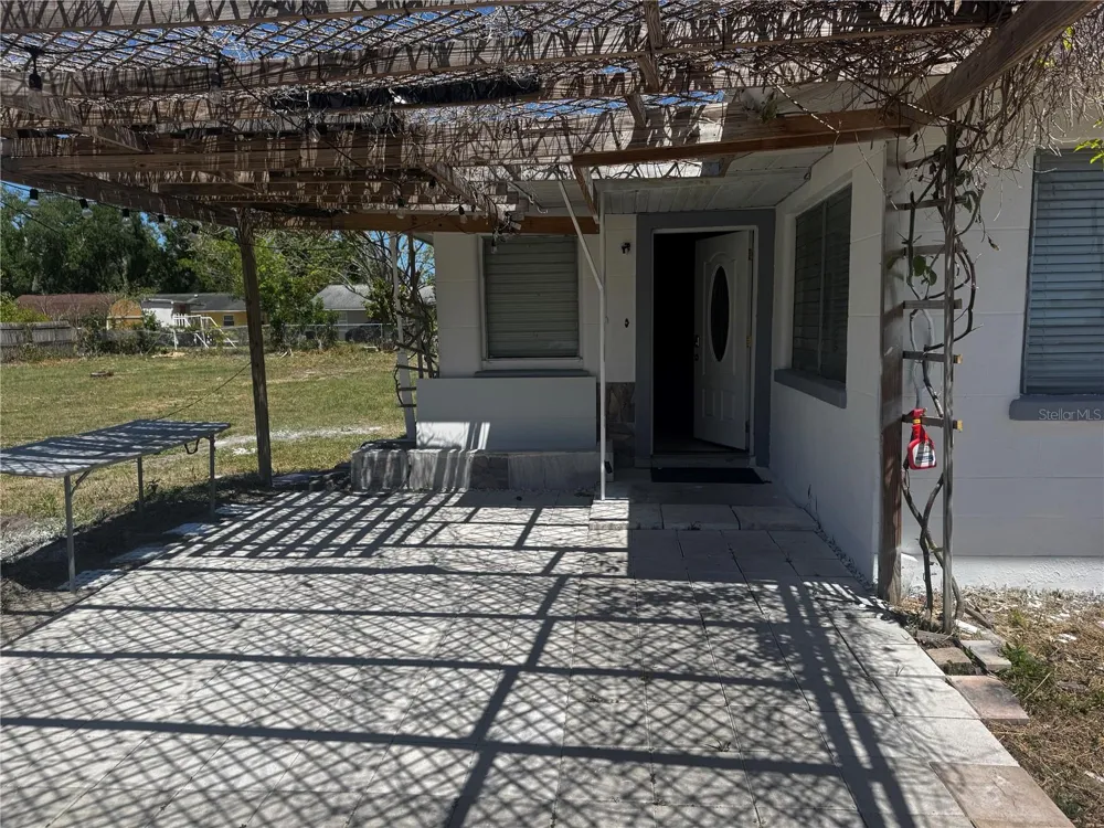 121 33RD AVENUE E Bradenton, FL 34208