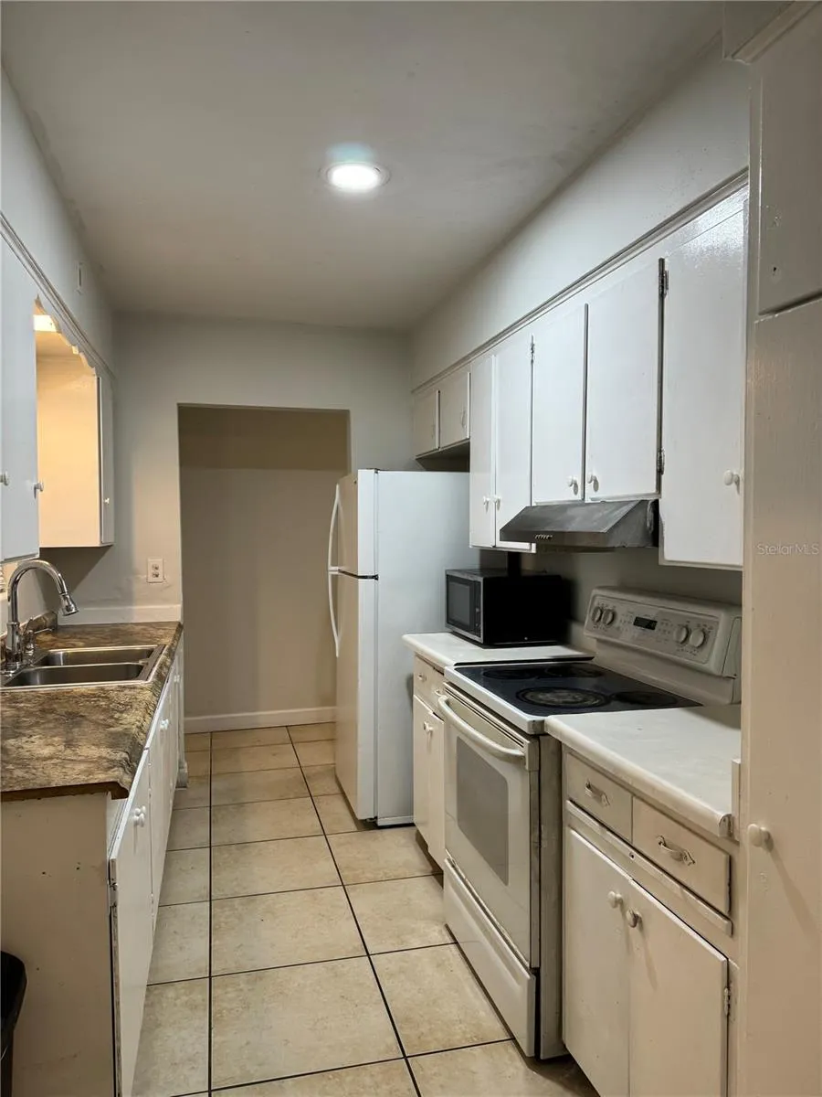 121 33RD AVENUE E Bradenton, FL 34208