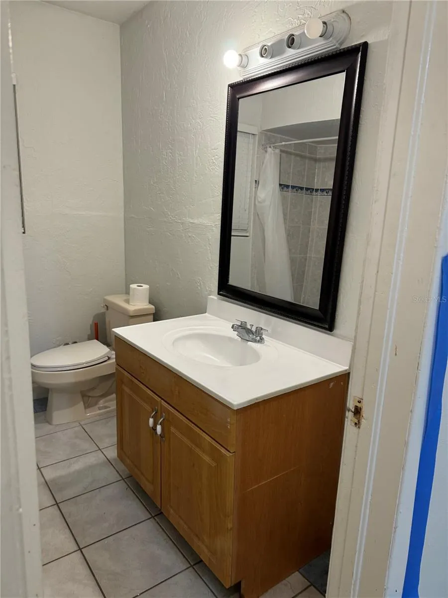 121 33RD AVENUE E Bradenton, FL 34208