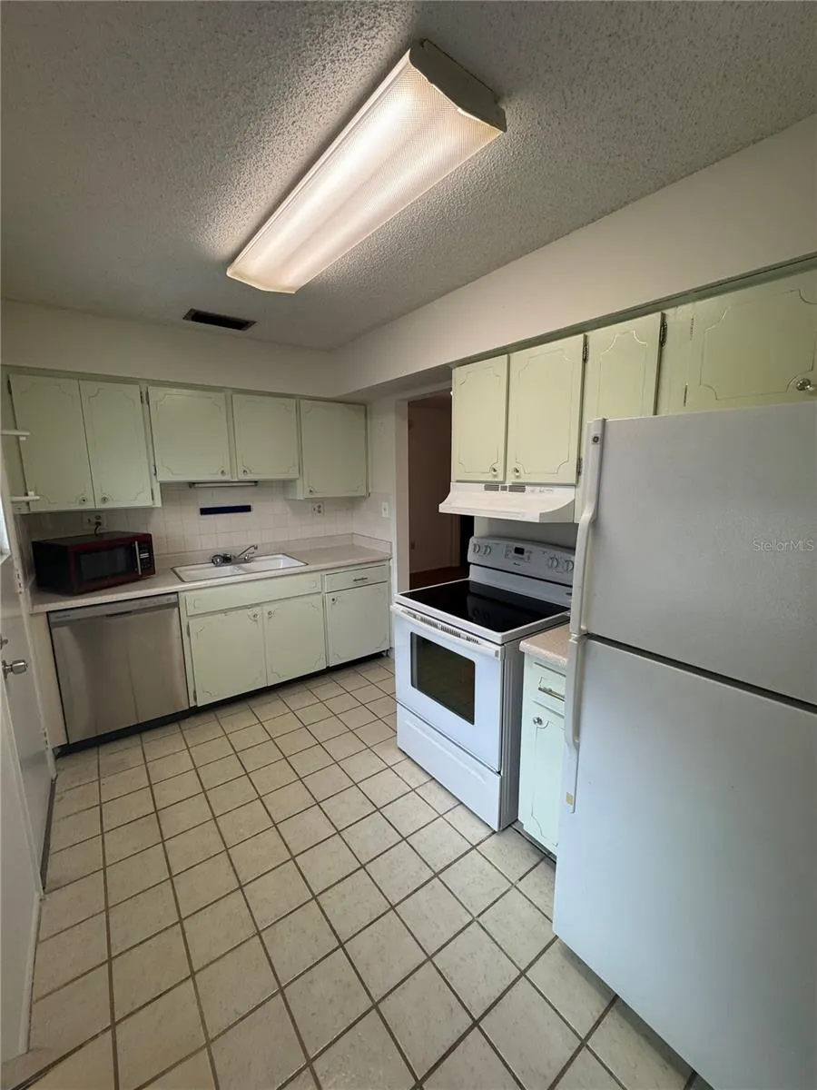 1126 KING ARTHUR COURT #413 Dunedin, FL 34698