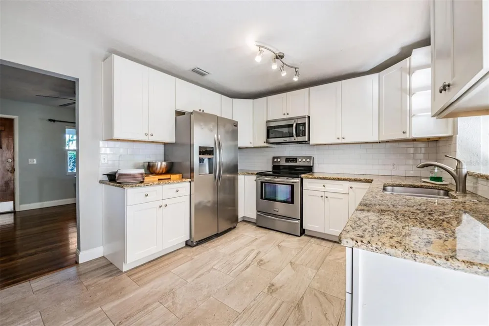 2025 PLAZA DOLORES Clearwater, FL 33755