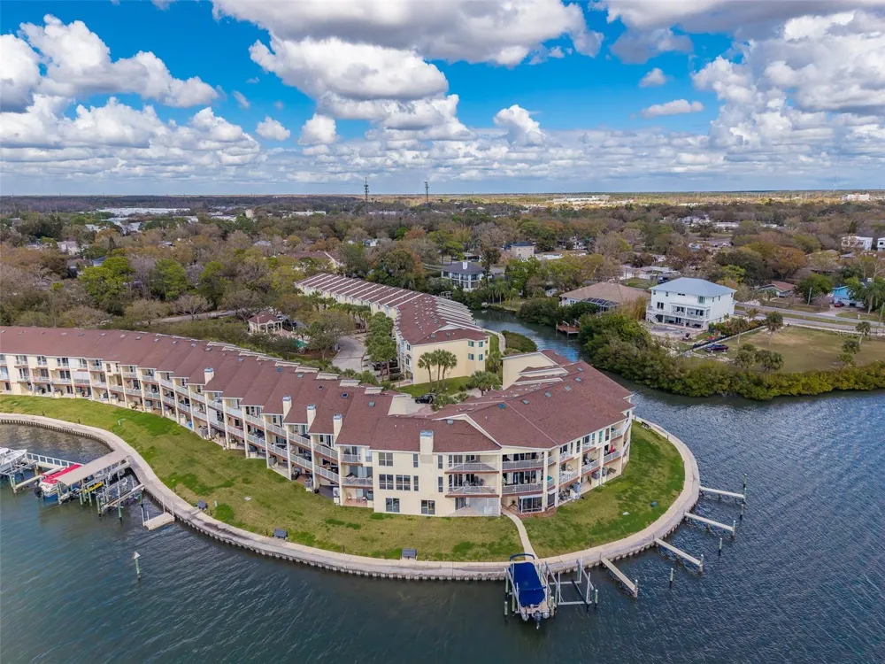 138 BRENT CIRCLE Oldsmar, FL 34677