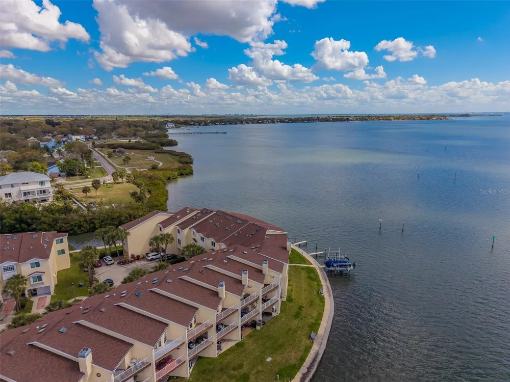 138 BRENT CIRCLE Oldsmar, FL 34677