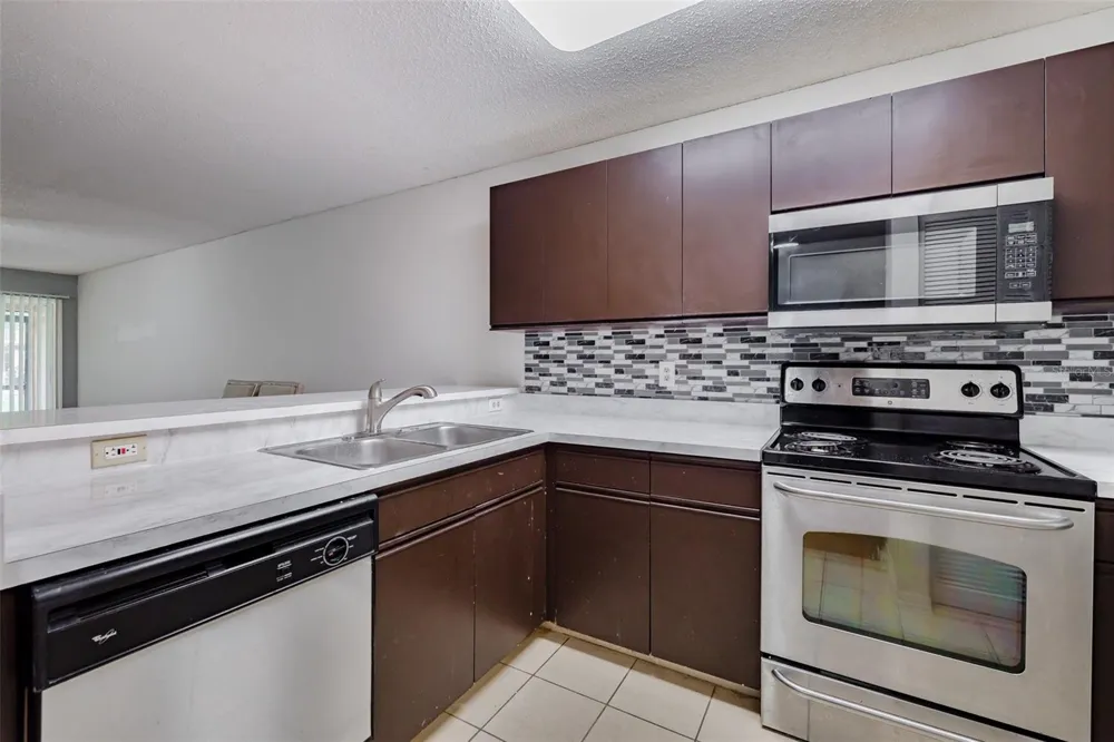 14643 PAR CLUB CIRCLE #14643 Tampa, FL 33618