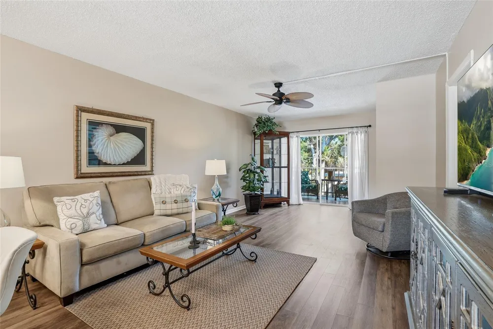 952 VIRGINIA STREET #202 Dunedin, FL 34698