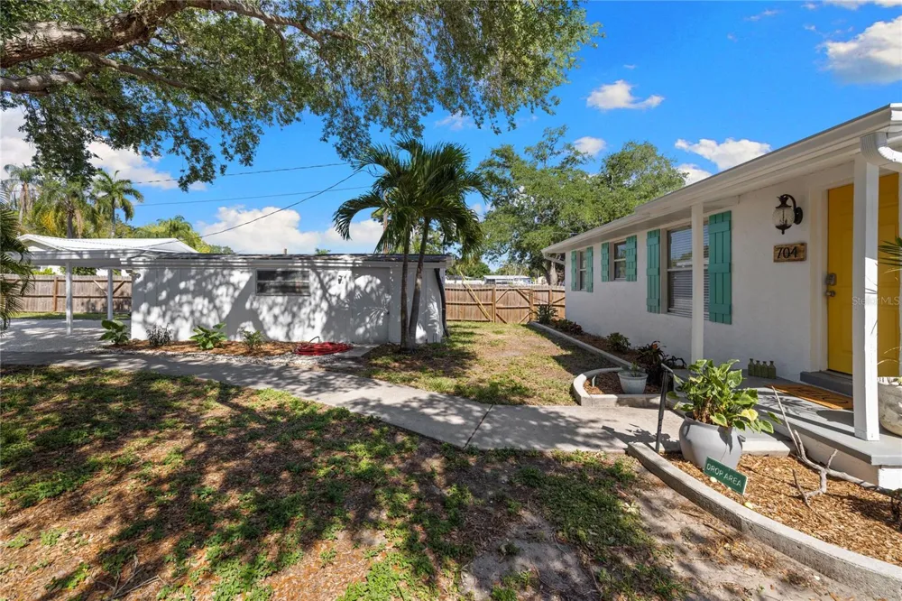 704 69TH AVENUE W Bradenton, FL 34207
