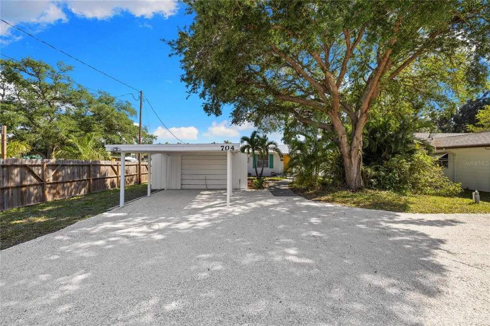 704 69TH AVENUE W Bradenton, FL 34207